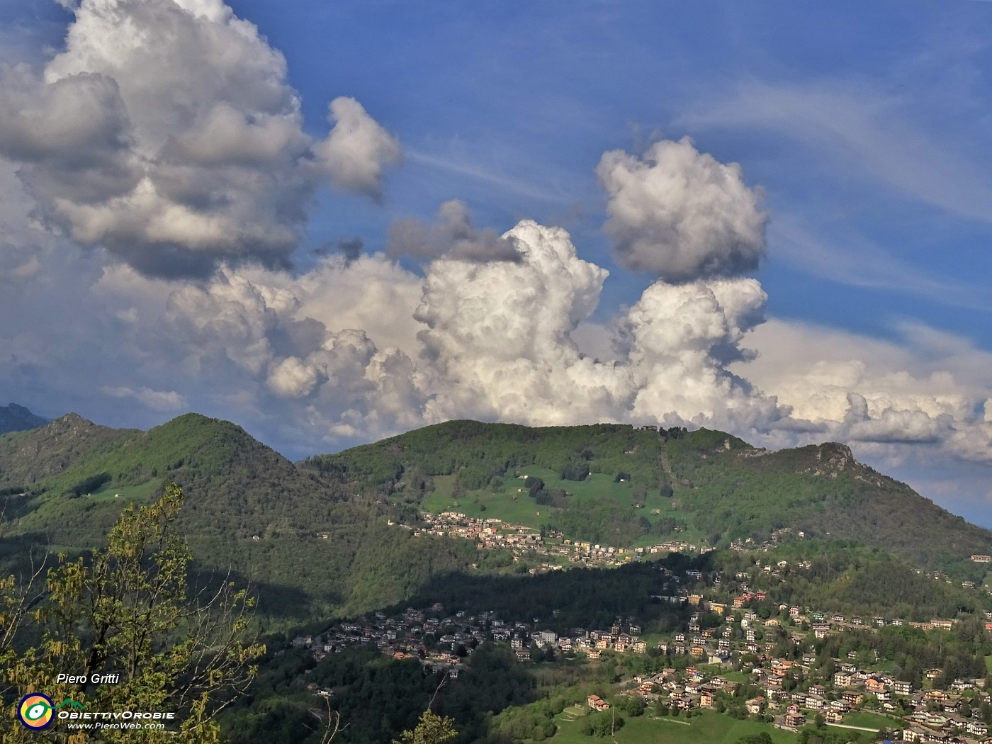 52 Bella vista su Altopiano Selvino-Aviatico e Monti Corngera-Poieto.JPG